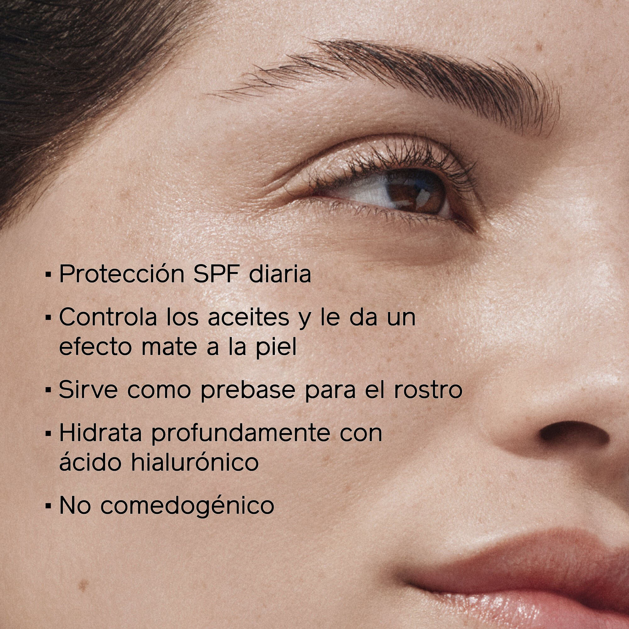 Frasco blanco cerrado y redondeado de Shiseido Urban Environment Oil-Free Sunscreen SPF 42 de 50 ml sobre un fondo blanco. La etiqueta incluye el nombre del producto, así como la descripción de que no contiene aceites, contiene ácido hialurónico, es un producto de amplio espectro y es resistente al agua por hasta 40 minutos. La imagen también indica que este producto está recomendado para uso diario por la Skin Cancer Foundation y que ha sido galardonado en Estados Unidos con el Prix D'Excellence De La Beauté 2023 de Marie Claire.