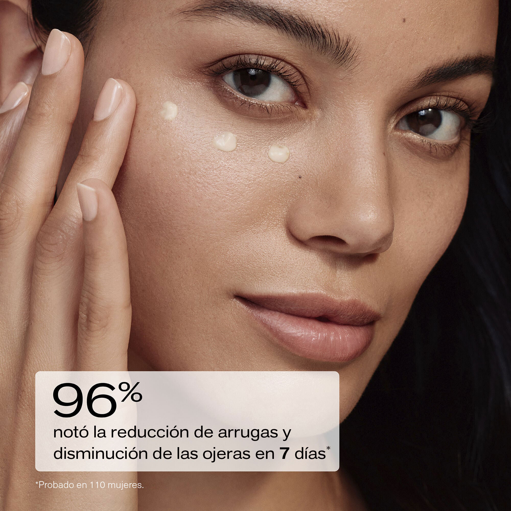 Shiseido Benefiance Wrinkle Smoothing Eye Cream en un frasco nacarado con banda dorada, que lleva un sello redondo de ganador del premio "CEW Beauty Award Winner 2024" en la esquina superior derecha.