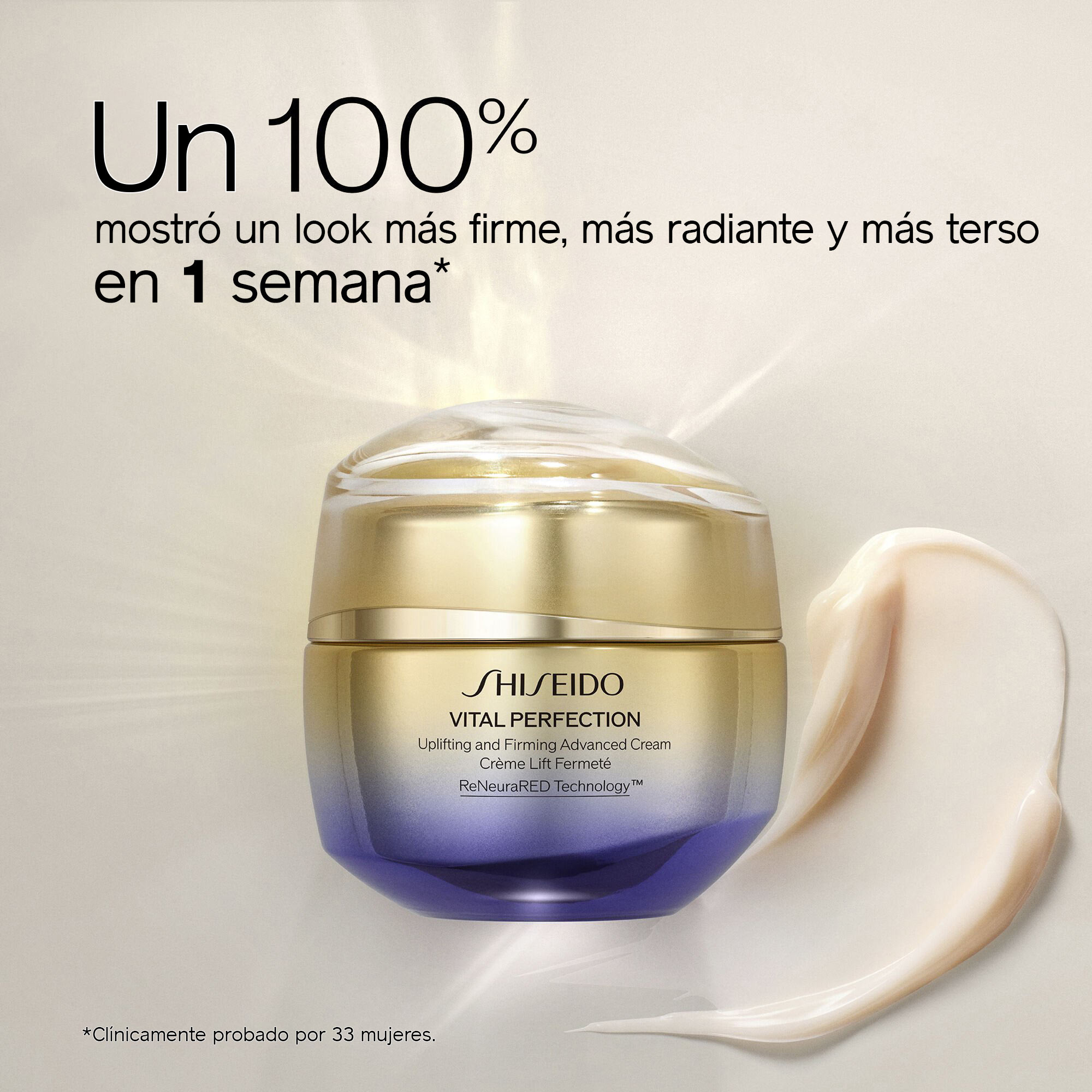 Un frasco de Shiseido Vital Perfection Uplifting and Firming Advanced Cream donde se observa una tapa dorada y una base esfumada en violeta, en la que se observa una muestra de la textura de la crema. En el texto superior se lee: "El 100% mostró un look más firme, más radiante y más terso en solo 1 semana*," con un aviso de exención de responsabilidad en la parte inferior que advierte, "*Probado clínicamente en 33 mujeres".