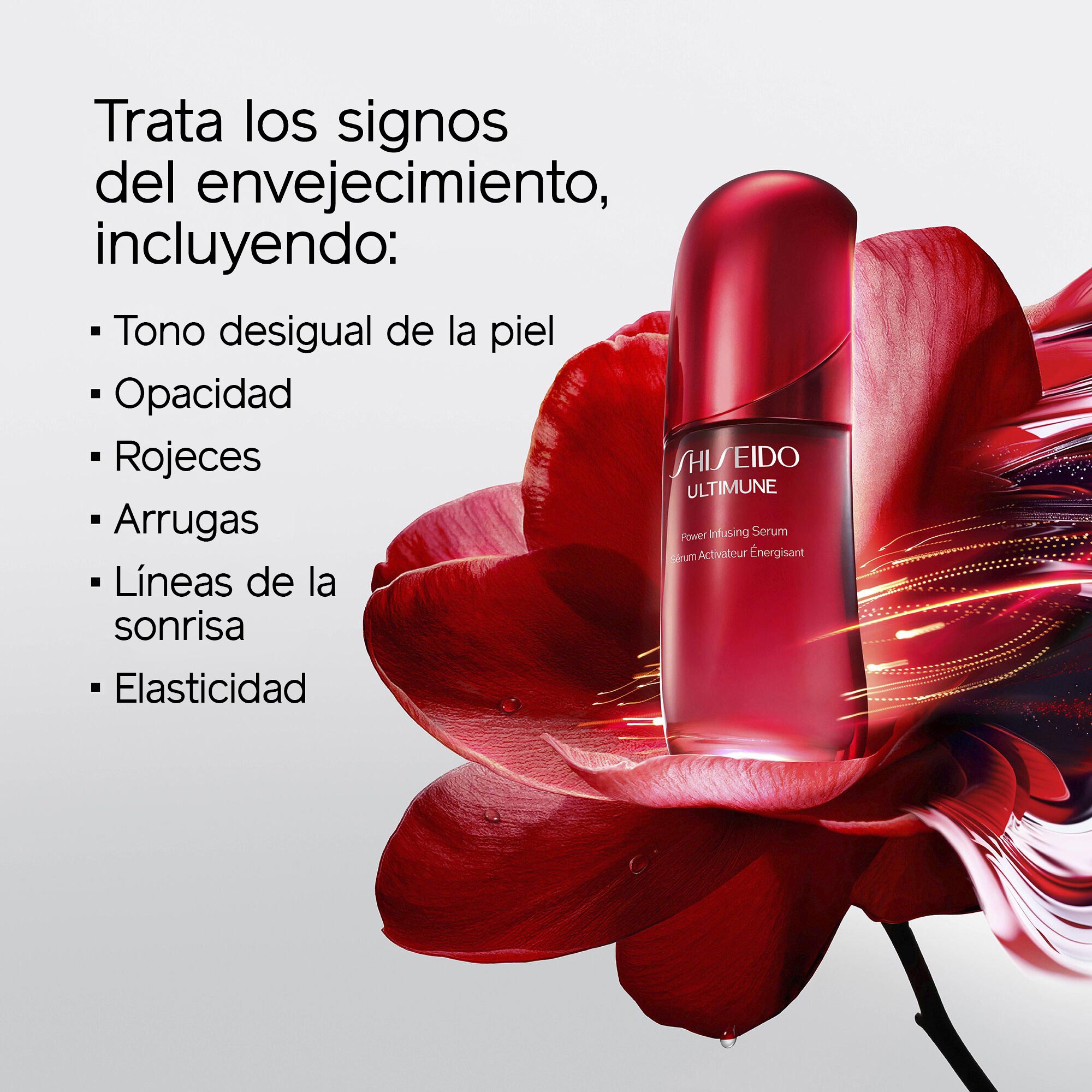 Un envase rojo de Shiseido Ultimune Power Infusing Serum descansa sobre pétalos de flores de color rojo intenso con brillantes estelas de luz roja. A la izquierda, el texto enumera "Combate los signos del envejecimiento, que incluyen: tono desigual de la piel, opacidad, rojeces, arrugas, líneas de expresión y elasticidad".