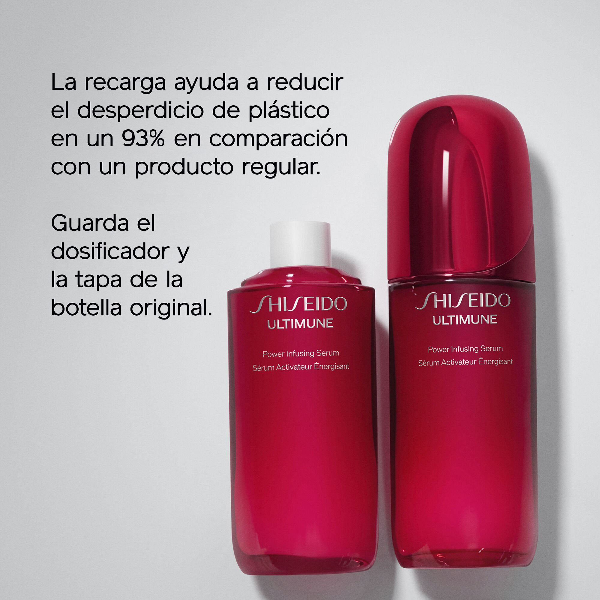 Un envase recargable de Shiseido Ultimune Power Infusing Serum con tapa blanca junto al envase original con dosificador, ambos en un vibrante color fucsia. El texto promueve la reducción de residuos plásticos en un 93% mediante recargas y aconseja guardar el dosificador y la tapa originales.