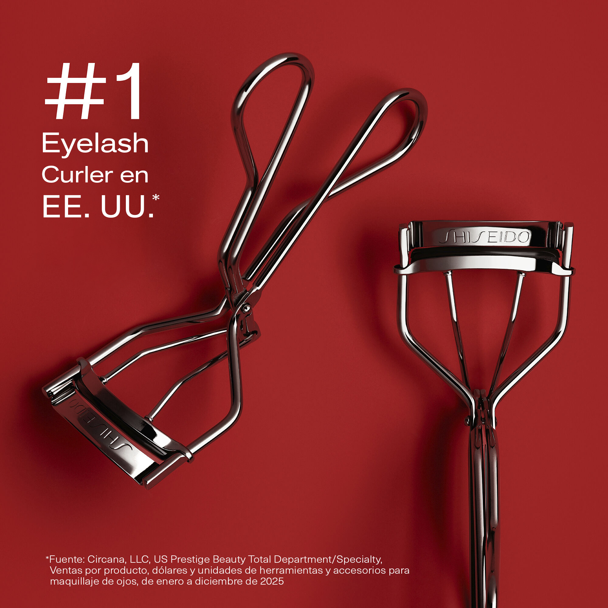 El reconocido Eyelash Curler de Shiseido, con el logotipo de Shiseido, riza y da forma a las pestañas. La herramienta de maquillaje tiene una forma curva con dos mangos que se unen con una bisagra en el medio".