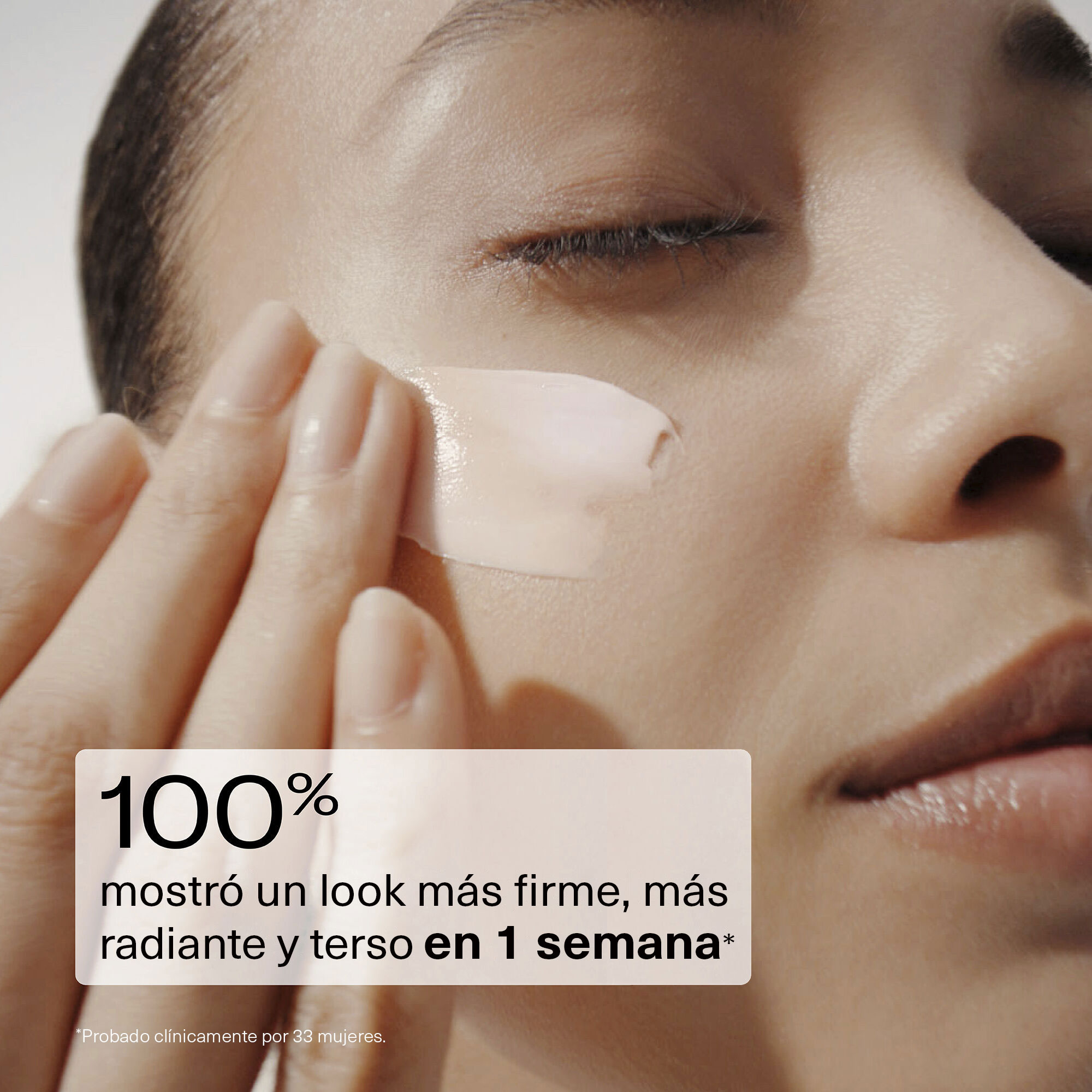 Un frasco abierto de la crema Shiseido Vital Perfection Uplifting and Firming Advanced Cream con acabado esfumado de dorado a violeta. La tapa dorada está apoyada detrás del frasco, lo que permite ver la crema en el interior.
